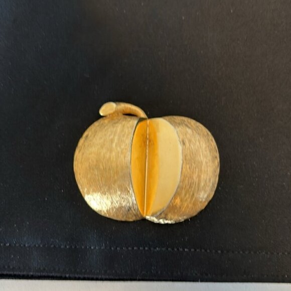 Vintage Bienen Davis black satin clutch/wristlet with goldtone 3D Apple detail - Picture 3 of 14